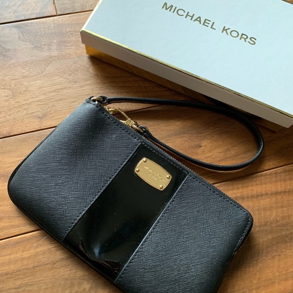 Michael Kors Handbags - BRAND NEW Michael Kors Black Wristlet